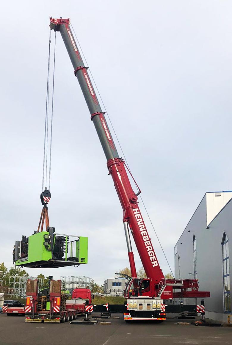 Aufladen einer Maschine auf einen LKW mit Hilfe eines Krans