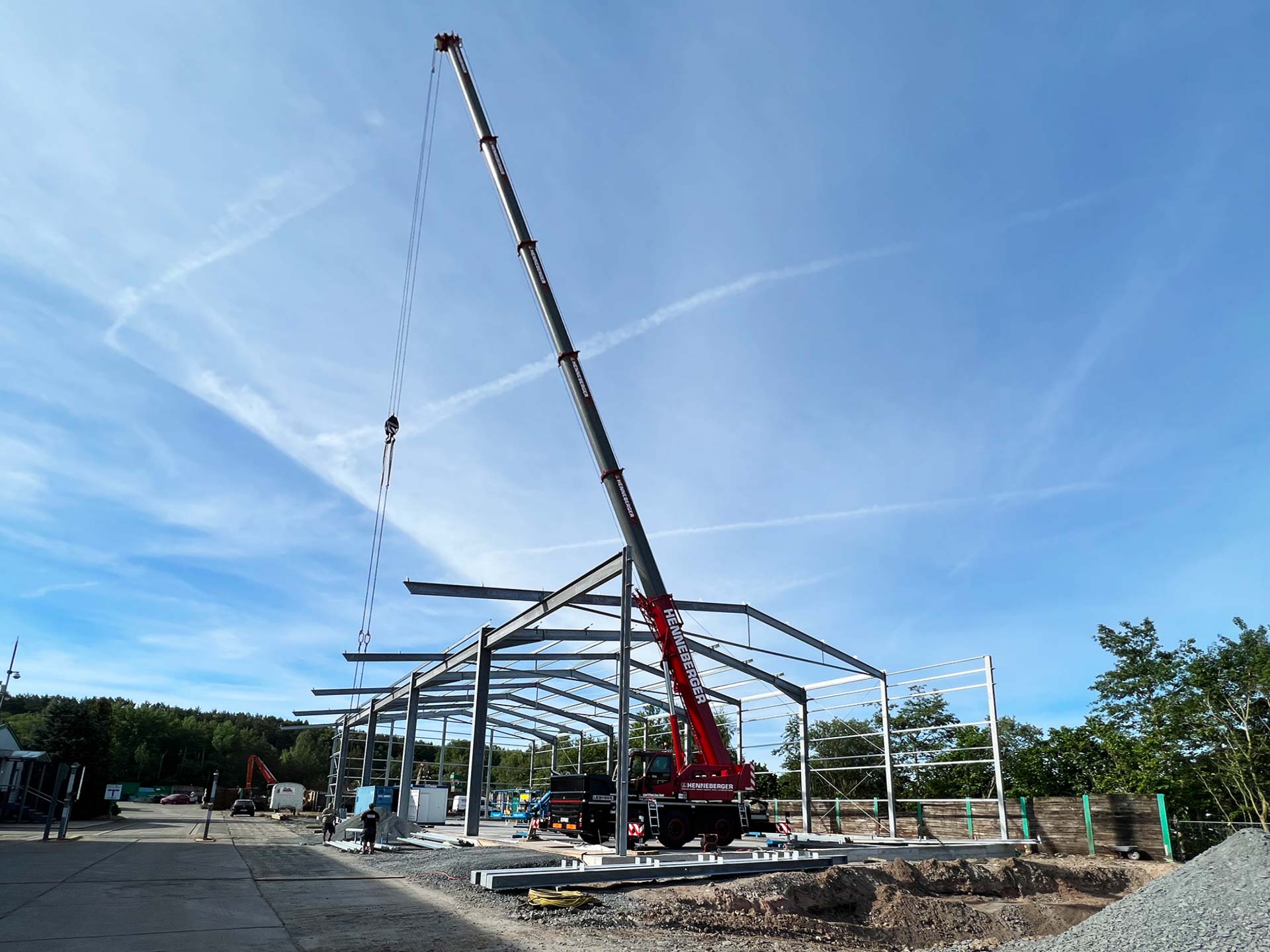 Neuer Spezialkran beim Bau einer Stahlhalle