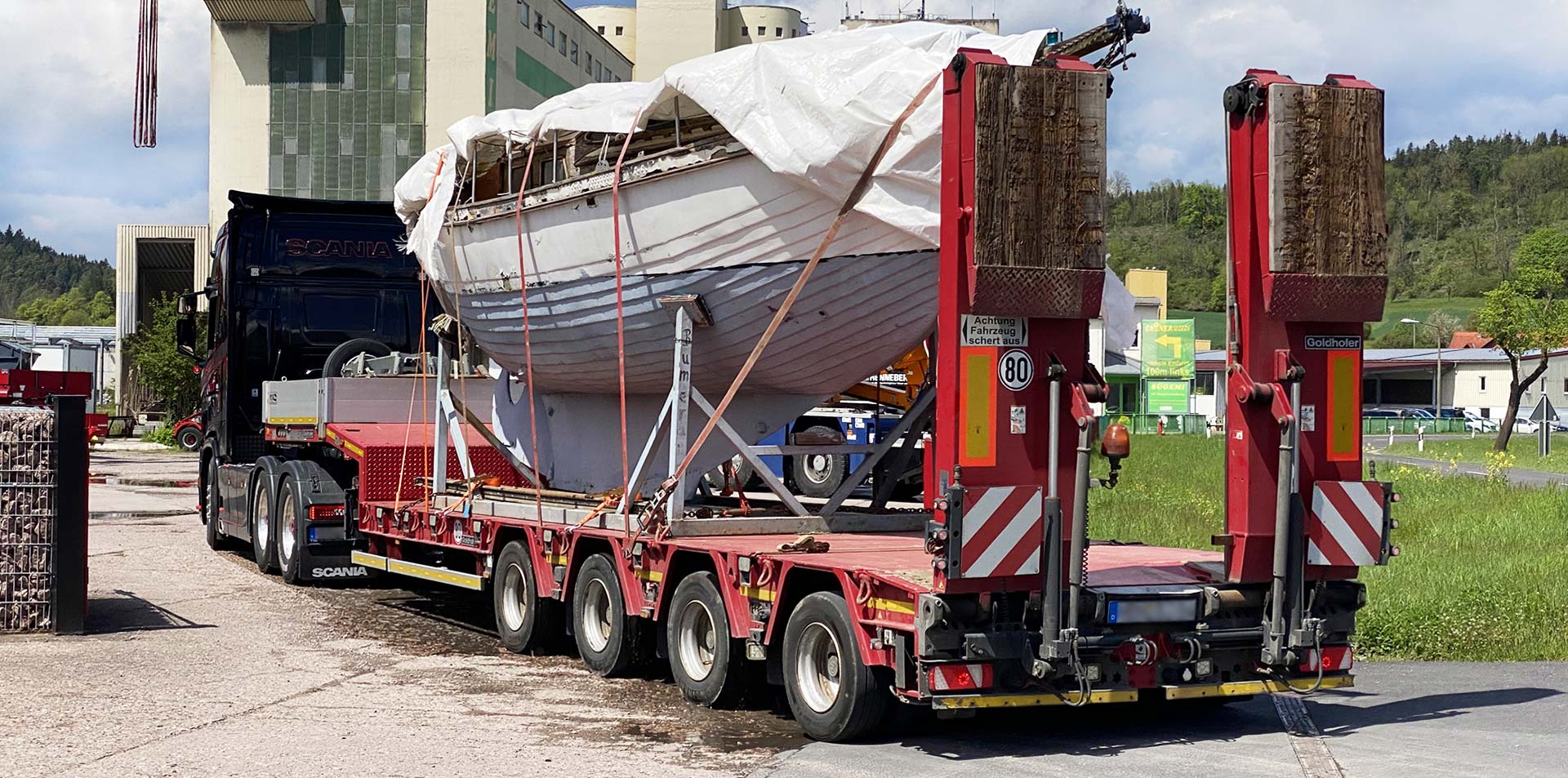 Schwerlasttransport - Boot auf einem LKW